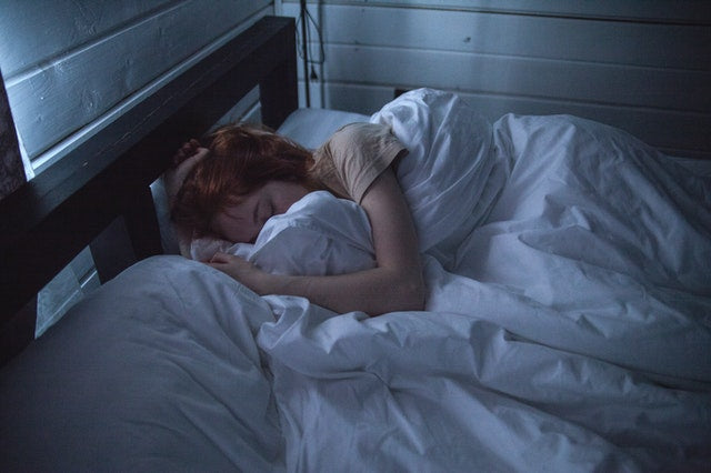 ¿Por qué rechinan las bases de cama?