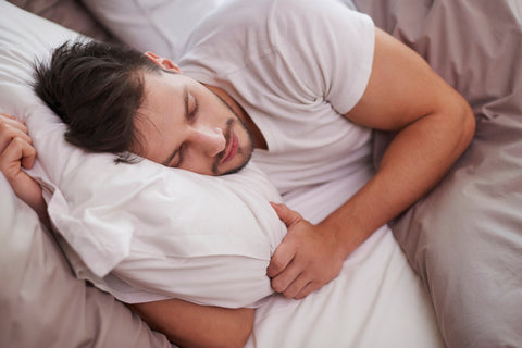 ¿Mi postura al dormir afecta la salud de mis oídos?